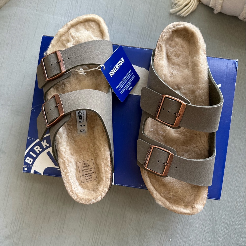 NWT Birkenstock Arizona Shearling Sandals (Stone, EU 41 - US women’s 10)